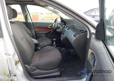 2005 Ford Focus Zx4 from USA, damaged, VIN 1FAFP38Z15W162790